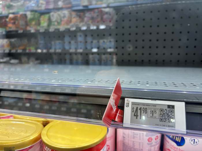 Terwijl het aantal gevallen van kinderbotulisme stijgt naar 31, ligt de teruggeroepen ByHeart-babyvoeding nog steeds in sommige winkelschappen