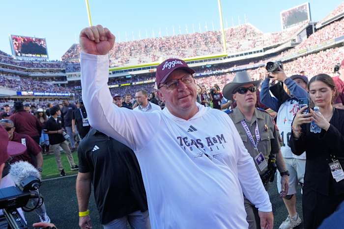 Texas A&M kondigt nieuw zesjarig contract aan voor coach Mike Elko na historische comeback