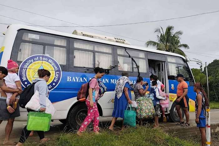 Tienduizenden mensen evacueren naar een veilige plek nu de tyfoon het oosten van de Filipijnen nadert
