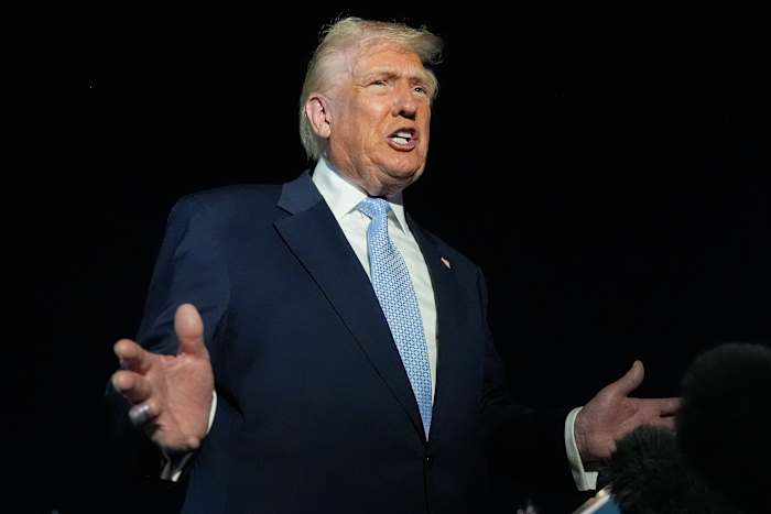 Trump verdedigt Tucker Carlson na interview met activist die bekend staat om zijn antisemitische opvattingen