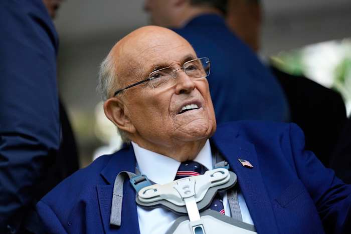 Trump verleent gratie aan Rudy Giuliani en anderen die de pogingen steunden om zijn verkiezingsverlies in 2020 ongedaan te maken