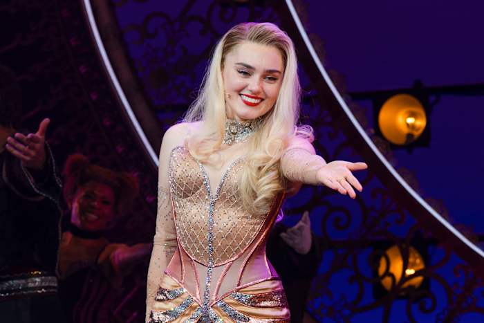 Van Disney tot Broadway: Meg Donnelly's 'Moulin Rouge!' debuut vervult de droom van een theaterkind