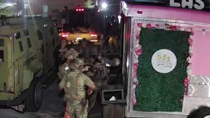 Video van de North Side-inval laat zien dat de FBI meer dan 150 mensen arresteert en de bewakingscamera vernietigt