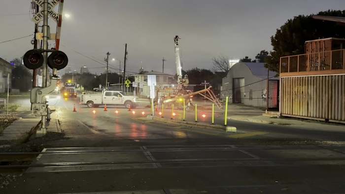 Voertuig raakt elektriciteitsleiding nabij het centrum, wat leidt tot een kleine storing, zegt CPS Energy