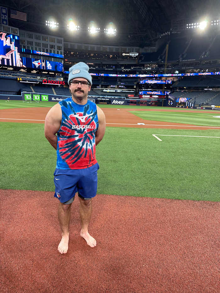 Voetnoot in het outfield: Davis Schneider uit Toronto slaat schoenen over een dag voordat hij om de titel speelt