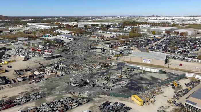 Voormalige collega's brengen hulde aan piloten die omkwamen bij de crash van een UPS-vrachtvliegtuig in Kentucky