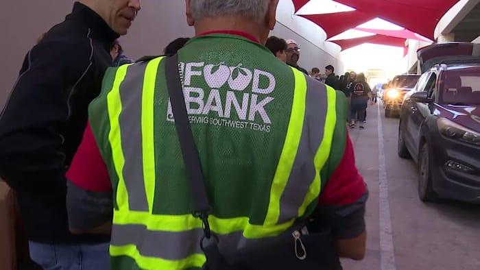 “We weten niet wat we gaan doen”: honderden zonder SNAP-voordelen staan ​​in de rij voor de distributie van de SA Voedselbank