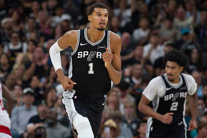 Wembanyama zal zijn eerste wedstrijd van het seizoen missen vanwege een kuitblessure als de Spurs tegenover de Kings staan