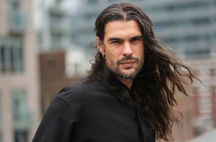 Woestijnraves en apocalyptische doom komen samen in 'Sirāt', een van de meest besproken films van het jaar