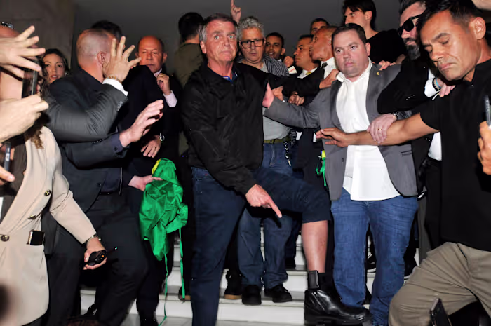 De Braziliaanse ex-president Jair Bolsonaro ondergaat een dubbele herniaoperatie