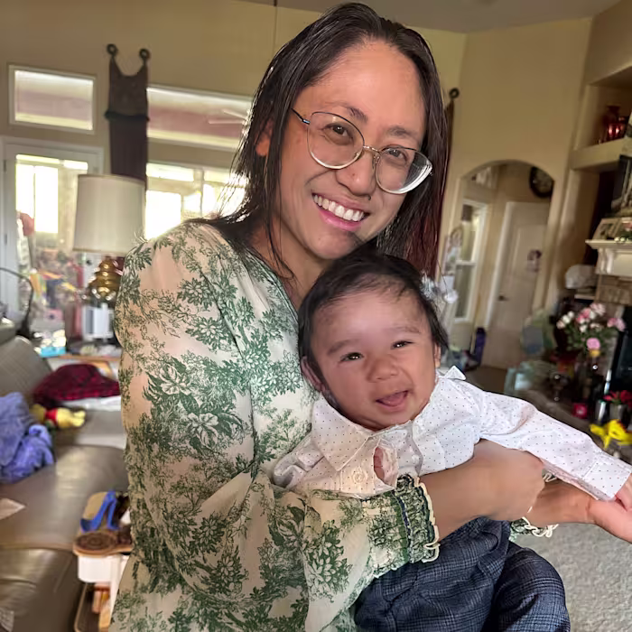 'Het beste cadeau ooit': de baby wordt geboren na de zeldzaamste zwangerschap, en trotseert alle verwachtingen