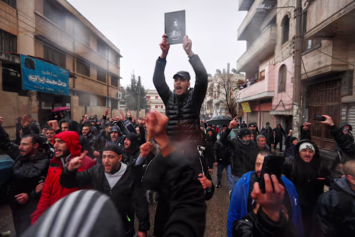 Honderden rouwen in het Syrische Homs na de dodelijke bomaanslag op moskeeën