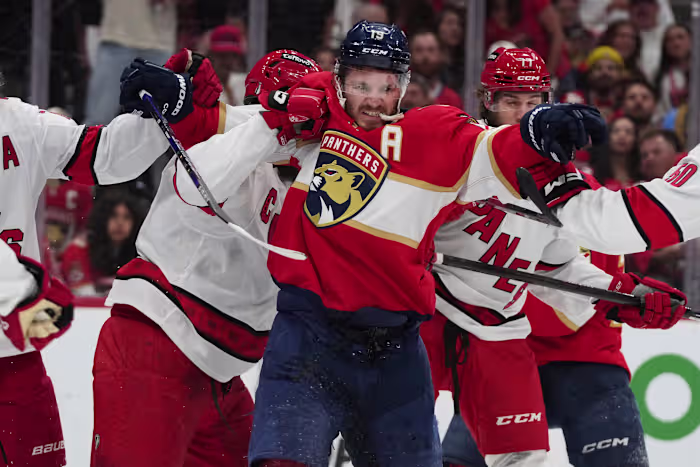 Matthew Tkachuk oefent voor de eerste keer dit seizoen met Panthers, wat aangeeft dat de terugkeer van de wedstrijd nabij is