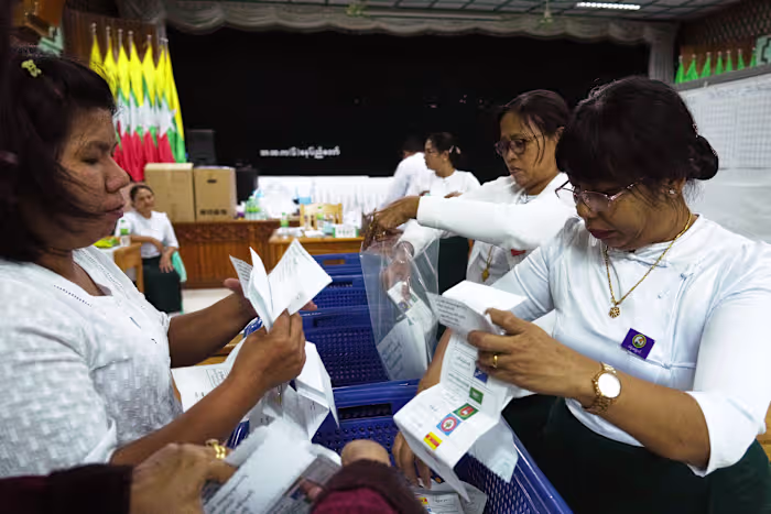 Myanmar houdt voor het eerst verkiezingen sinds het leger de macht heeft gegrepen, maar critici zeggen dat de stemming een schijnvertoning is