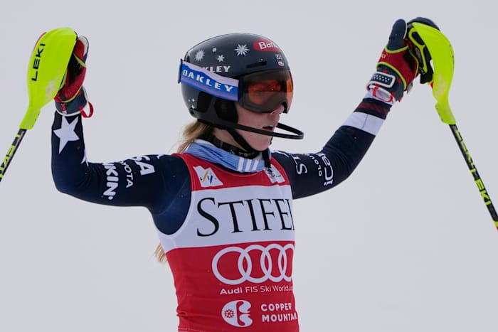 Shiffrin wint de slalom op de sneeuw in Colorado, zodat hij perfect blijft tijdens het Olympische seizoen