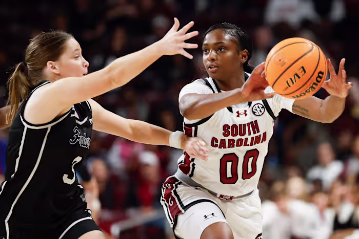 Tessa Johnson en Madina Okot scoren elk 18 punten terwijl nr. 3 South Carolina Providence verslaat met 96-55