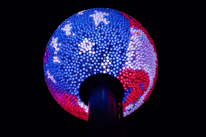 Times Square toont patriottische kristallen bol voor oudejaarsavond, ter aftrap van de 250e verjaardag van de VS