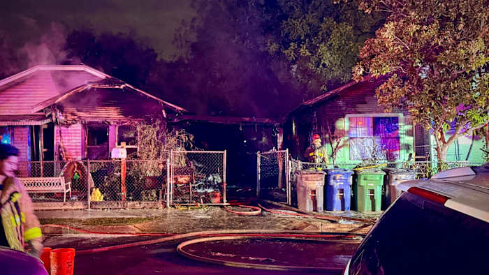 Twee huizen aan de West Side zijn beschadigd door brand die onder de carport begon