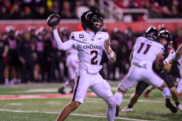 200 FBS-quarterbacks gingen het portaal binnen en de beste kwamen naar buiten met beloften van grote salarissen