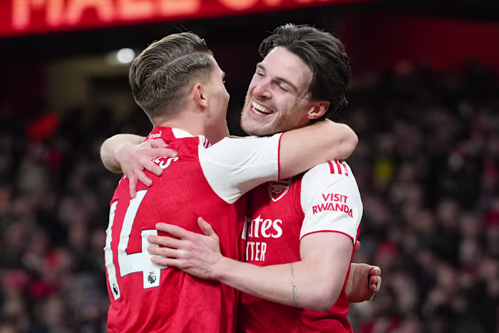 Arsenal blijft aan de top terwijl Man City en Aston Villa druk uitoefenen en de heropleving van Liverpool voortduurt