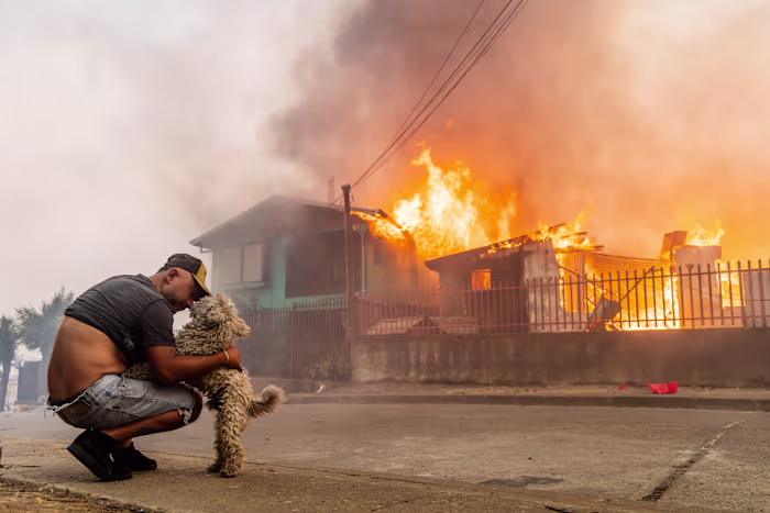 Bosbranden razen door Chili, waarbij achttien doden vallen en duizenden gedwongen worden te vluchten