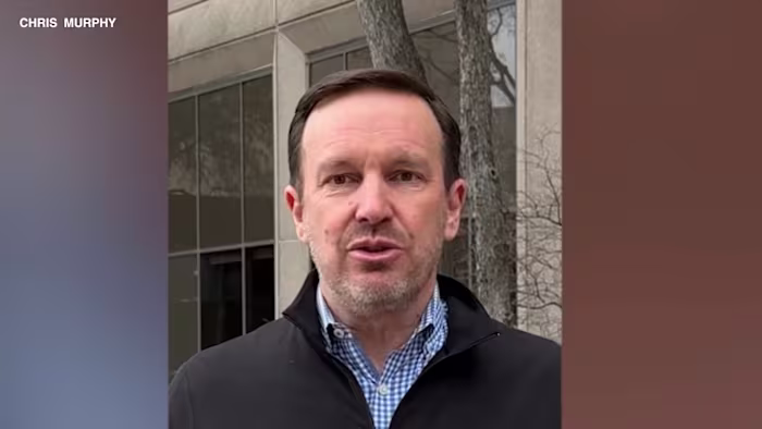 De Amerikaanse senator bekritiseert in een video de activiteiten van ICE bij de immigratierechtbank van San Antonio