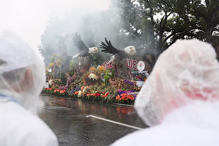 De Rose Parade in Californië is doorweekt van regen en op de eerste dag van 2026 treffen sneeuwbuien het Midwesten en Noordoosten