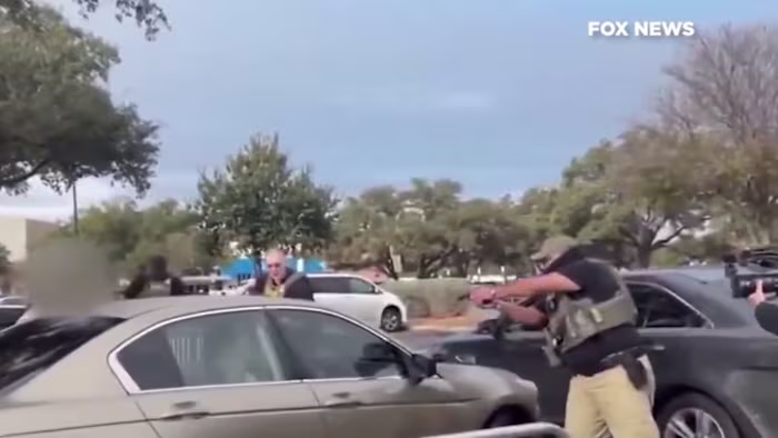 De man die wordt aangeklaagd nadat hij ICE-voertuigen aan de North Side had geramd, was legaal in de VS, zegt vader