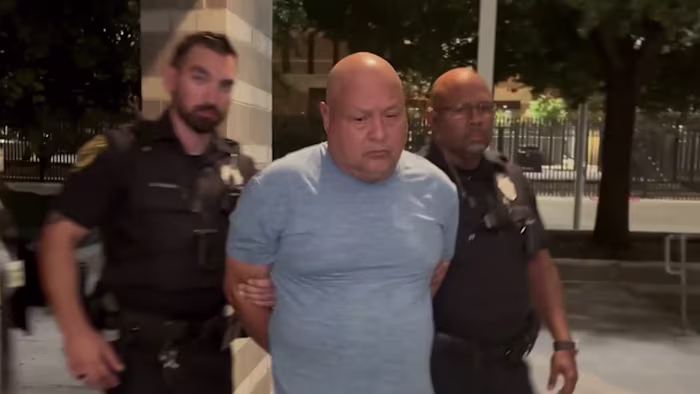 De man wordt beschuldigd van kinderonfatsoenlijkheid nadat hij zichzelf heeft blootgesteld aan een 12-jarig meisje, zegt BCSO