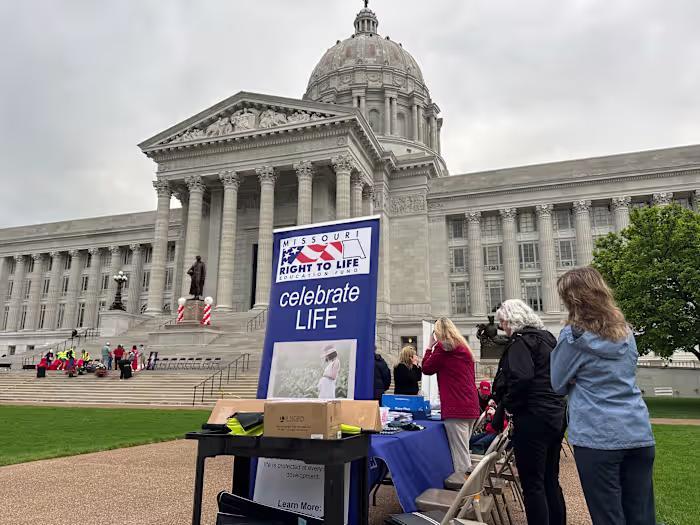 De rechtbank in Missouri beveelt een nieuwe formulering voor de stemmaatregel die tot doel heeft abortusrechten te beperken