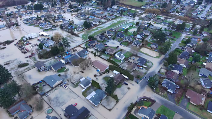 De schade als gevolg van recordoverstromingen in de staat Washington is groot, en er komt nog meer aan, zegt de gouverneur