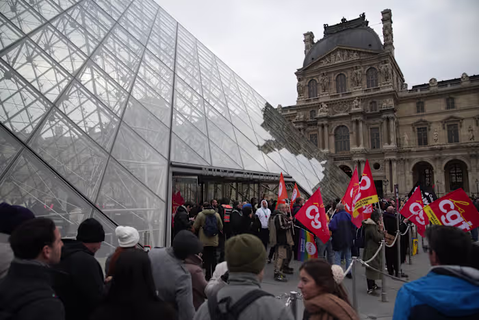 De werknemers van het Louvre stemmen voor verlenging van de staking nu het museum gedeeltelijk weer opengaat