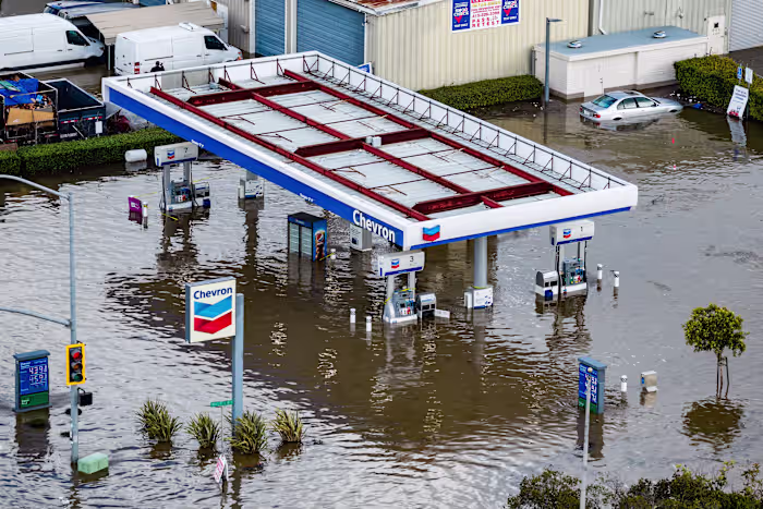 In delen van Californië, die geteisterd worden door overstromingen en hoogwater, blijft het regenen