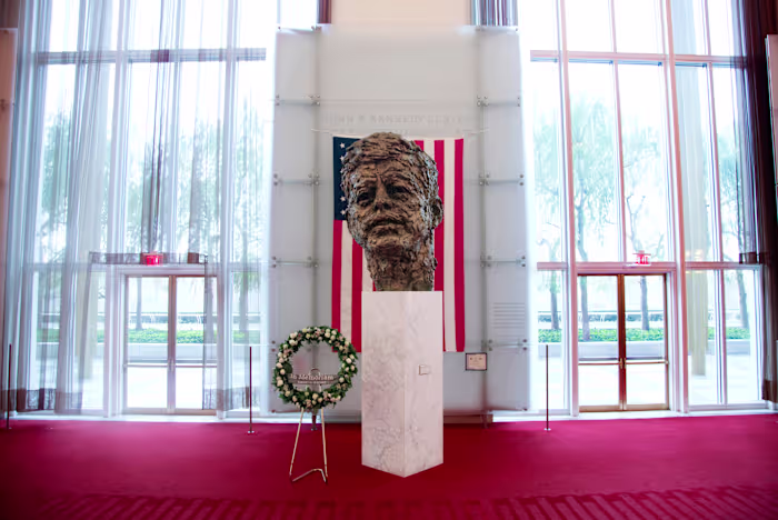 Jazzconcert op kerstavond Kennedy Center geannuleerd nadat naam Trump aan gebouw werd toegevoegd