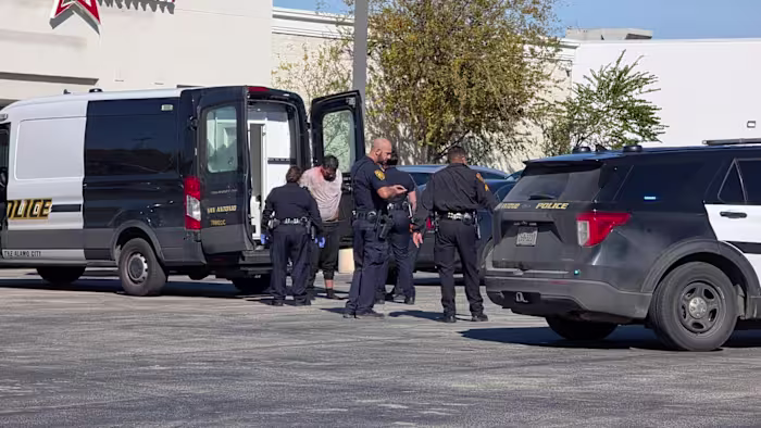 Man met gestolen wapen gearresteerd na verkeersstop wegens gsm-overtreding leidt tot achtervolging, zegt SAPD