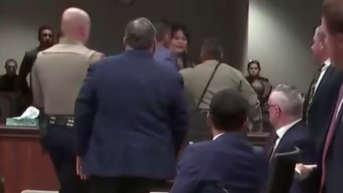 'Mijn zus ging de fatale trechter in': vrouw werd uit de rechtszaal geëscorteerd na uitbarsting tijdens het proces tegen Adrian Gonzales