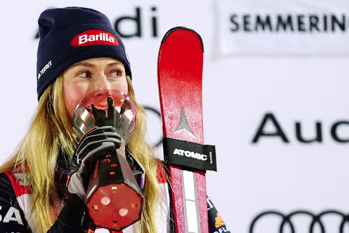 Mikaela Shiffrin houdt de slalomreeks van de Wereldbeker gaande, maar verslechtert de baanomstandigheden tijdens de nachtrace