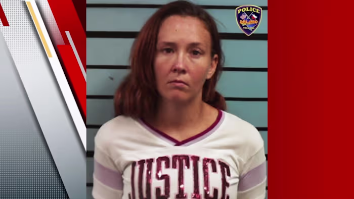 Moeder Del Rio gearresteerd nadat agenten een met make-up bedekte blauwe plek bij een 6-jarig meisje vonden, zegt de politie