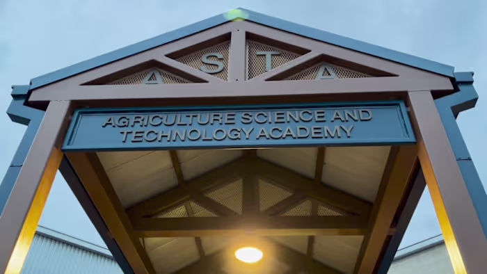 NISD-studenten doen praktijkervaring op met een nieuwe farm-to-table-winkel