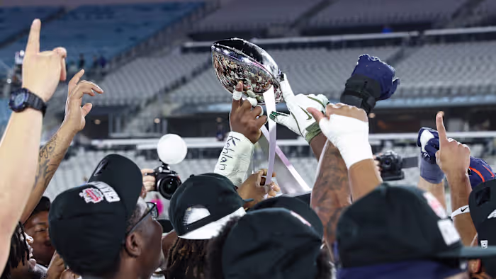 Nr. 20 Virginia behaalt eerste seizoen met 11 overwinningen door Missouri op de 25e plaats te verslaan in de Gator Bowl