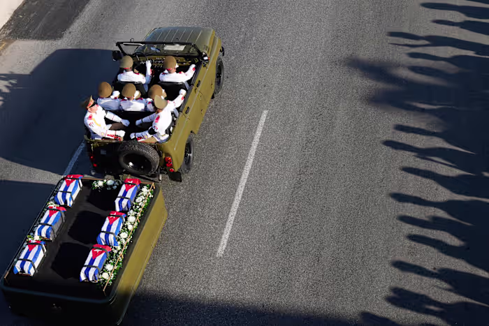 Overblijfselen van 32 Cubaanse officieren die tijdens de aanval op Venezuela zijn omgekomen, zijn gerepatrieerd omdat de Amerikaanse dreiging voortduurt