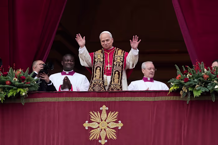 Paus Leo XIV roept de gelovigen met Kerstmis op om hun onverschilligheid te laten varen tegenover het lijden