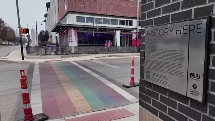 Rechter staat verwijdering van regenboogzebrapaden en installatie van regenboogstoep in Pride-district toe
