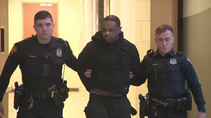 Serierover met minstens tien arrestatiebevelen wegens diefstal van sieraden, zegt SAPD