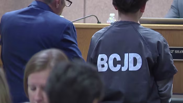 Tiener beschuldigd van het neerschieten van de dood van 8-jarige broer, moet in hechtenis blijven