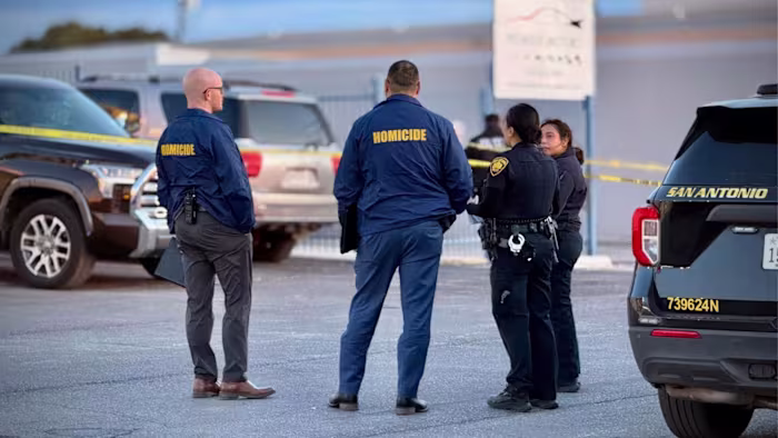 Twee gewonden na schot afgevuurd tijdens het slaan met een pistool tijdens de begrafeniswake in Northeast Side, zegt SAPD
