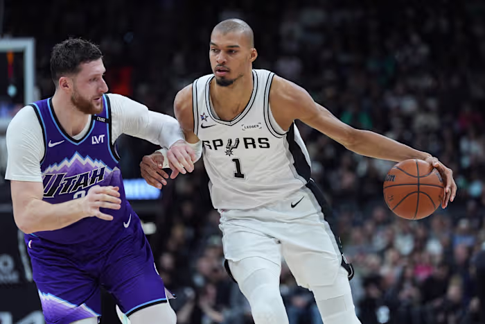 Wembanyama viert dat hij is uitgeroepen tot All-Star-starter met de overwinning op Jazz en blijft nummer 2 in West