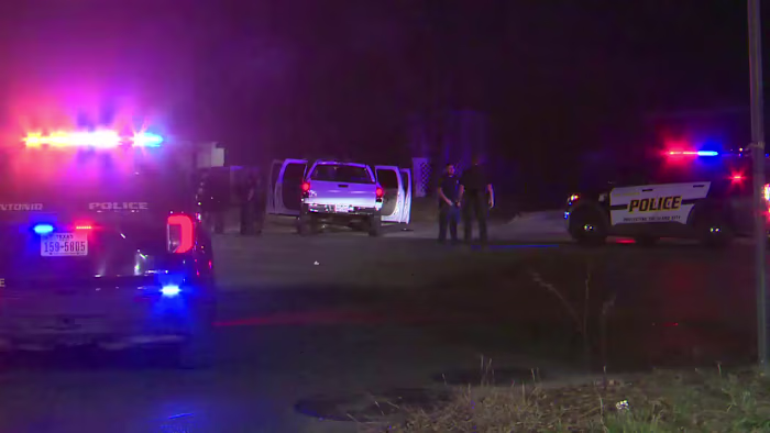 2 in het ziekenhuis opgenomen na een drive-by-schietpartij nabij de East Side-winkel op de hoek, zegt SAPD