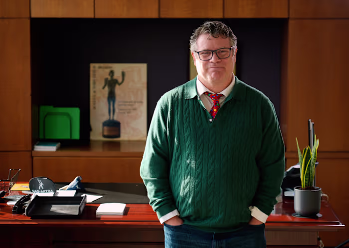 Als hoofd van het acteursgilde brengt Sean Astin een beetje Rudy, een beetje Samwise en veel strijd mee