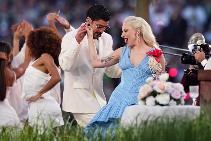 Bad Bunny brengt Gaga, Martin en Puerto Ricaanse trots naar de Super Bowl terwijl Green Day en Puth een pregame spelen